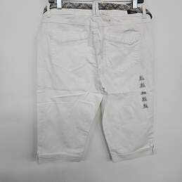 White Bermuda Crop Shorts With Belt alternative image