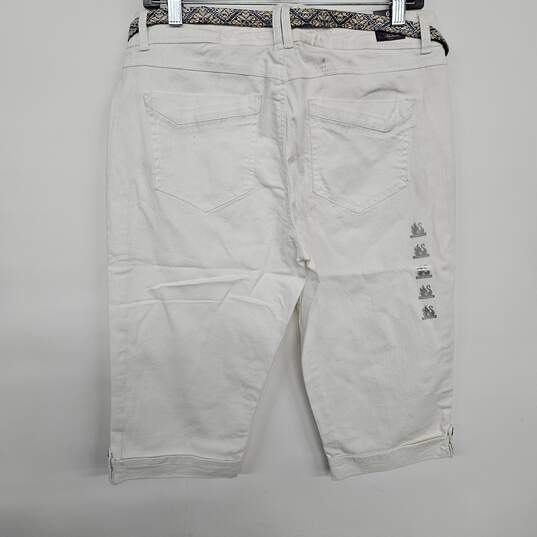 White Bermuda Crop Shorts With Belt image number 2