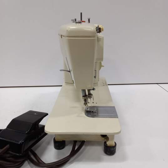 Vintage Singer Scholastic Sewing Machine Model 717 image number 5