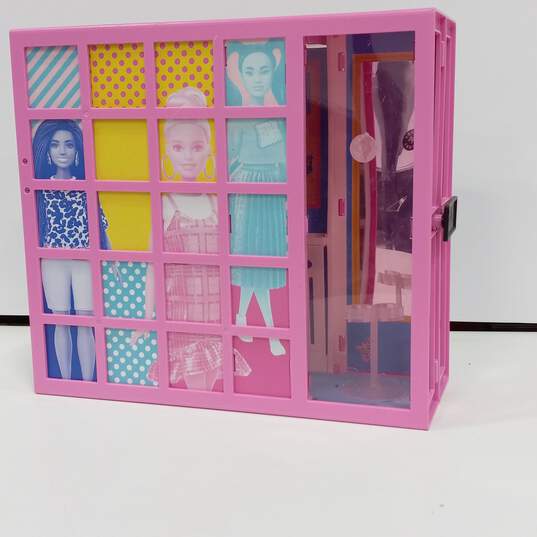 Barbie Dream Closet Display Case & Playset image number 1