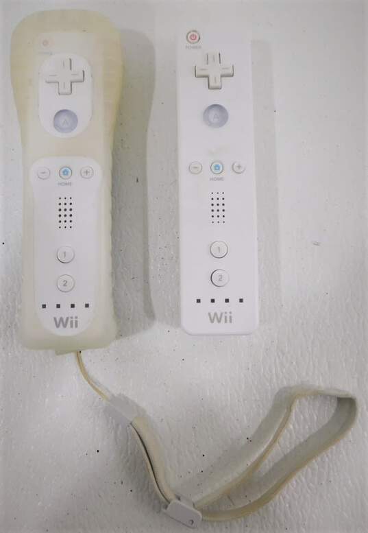 Nintendo Wii with 2 controllers and 1 Nunchuck image number 3
