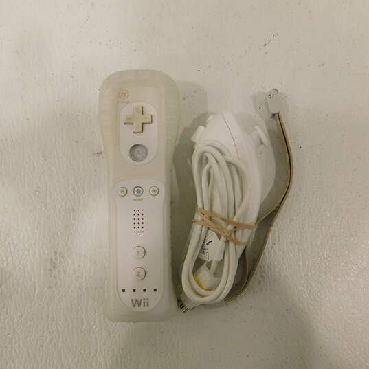 Nintendo Wii  w/2 Games and 1Controller and nunchuk image number 9