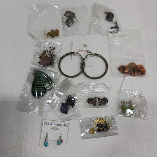 5.7 lbs. Bulk Assorted Costume Fashion Jewelry image number 5