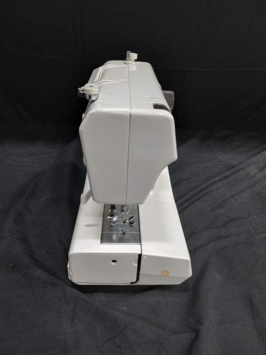 Singer Merrit Model 212 Small Sewing Machine image number 3