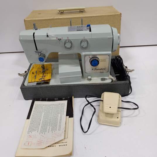 Vintage SIGNATURE ZIG ZAG VINTAGE SEWING MACHINE in Case image number 1