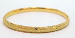 Elegant 14K Yellow Gold Brushed & Etched Hinged Bangle Bracelet 5.3g alternative image