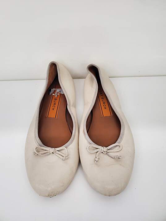 Women Tory Burch Flats Slip On Shoes Size-7.5 Used (white) image number 1