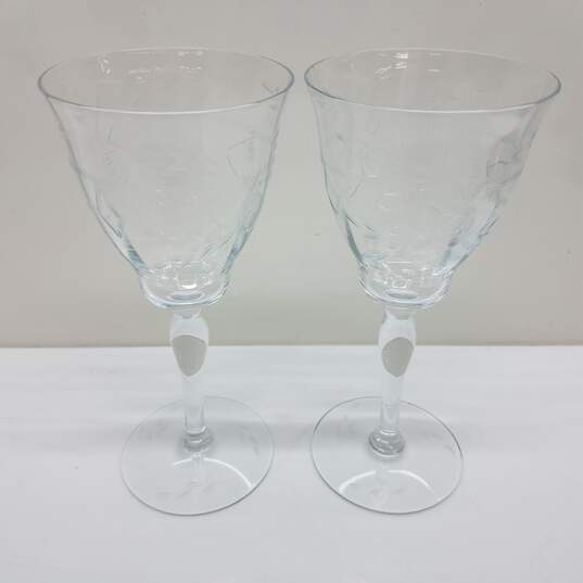 Set of 2 crystal fluted glasses floral etched image number 1