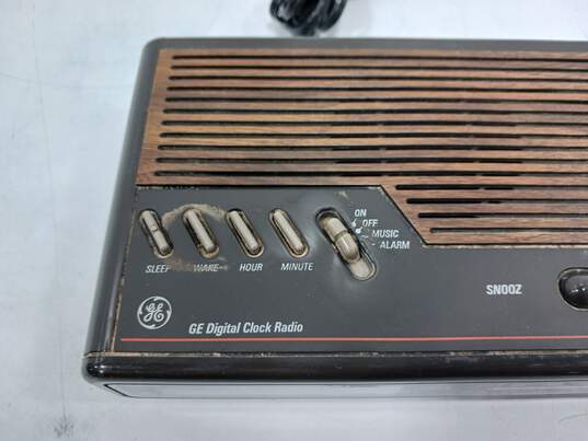 Vintage General Electric Radio Alarm Clock image number 3