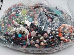 15.0lb Lot of Mixed Glass Bead Scrap Jewelry for Crafting alternative image