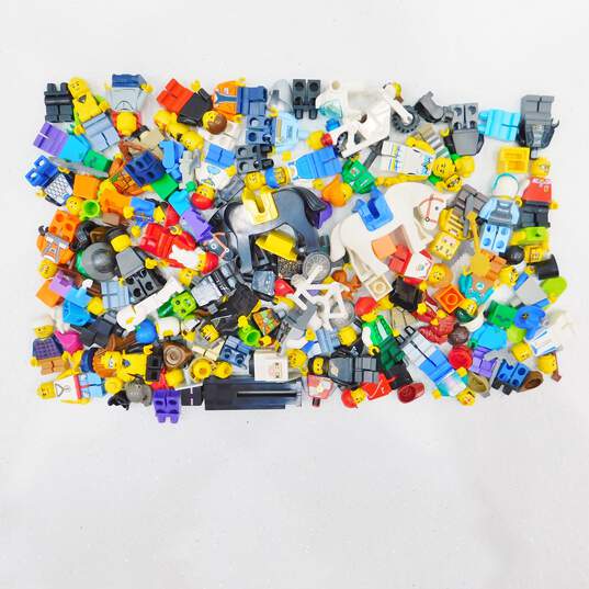 9.8 oz. LEGO Miscellaneous Minifigures Bulk Lot image number 1