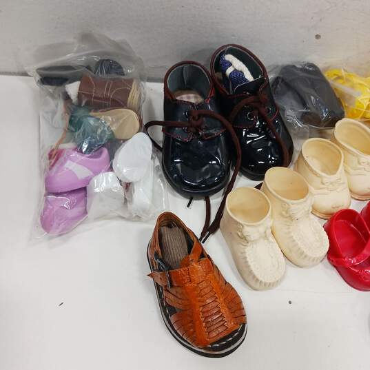Lot Of Assorted Sized Doll Shoes image number 5