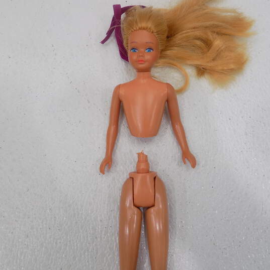 Vntg Mattel Barbie & Skipper Dolls With Clothes & Case image number 8