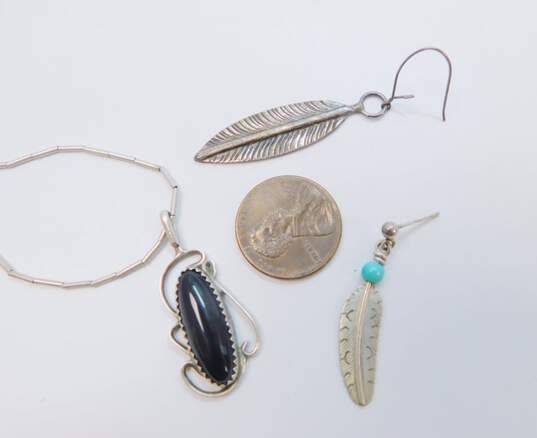 Signed Oliver Smith & SS 925 Southwestern Onyx Scrolled Pendant Liquid Silver Necklace & Turquoise Bead & Stamped Feather Drop Earrings 10.7g image number 4