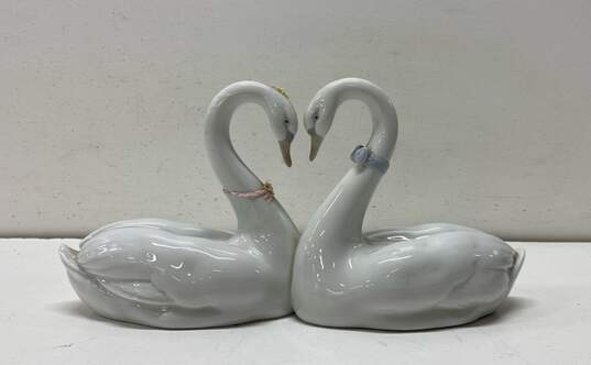 LLADRO Kissing Swans Endless Love Hand Made Porcelain Swans image number 2