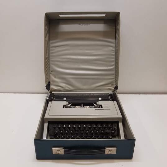 Olivetti Underwood Lettera 31 Typewriter image number 1