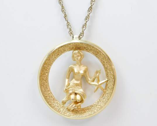 Vintage Crown Trifari Goldtone Virgo Zodiac Woman & Star Textured Circle Pendant Chain Necklace 13.8g image number 2
