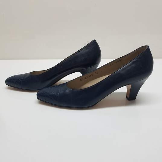 AUTHENTICATED Salvatore Ferragamo Navy Blue Leather Pumps Size 7 image number 2