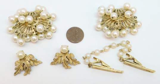 VNTG Mid Century Gold Tone Faux Pearl Jewelry image number 5