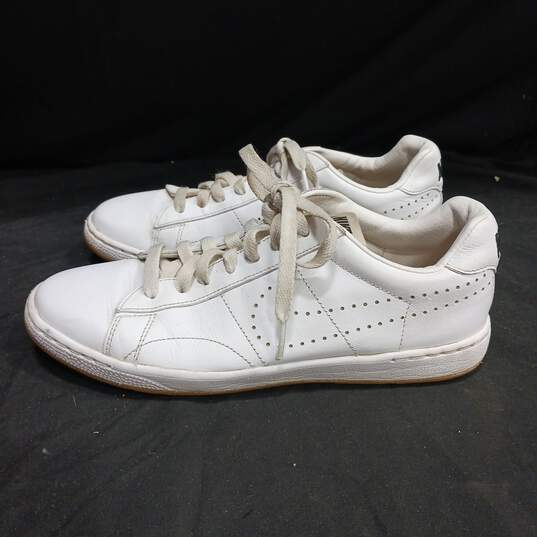 Women's White Nike Shoes Size 8.5 image number 1