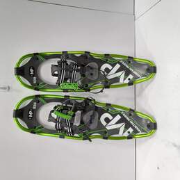 Unisex Snowshoes Green With Ski Pole Metal In Bag alternative image