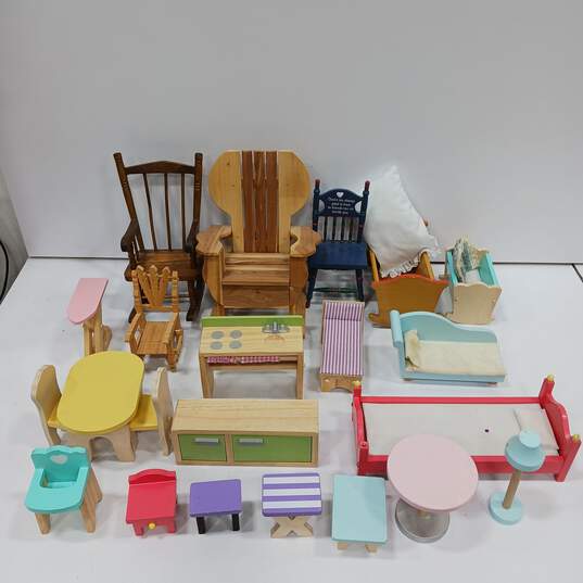 Assorted Large Dollhouse Furniture Pieces image number 1