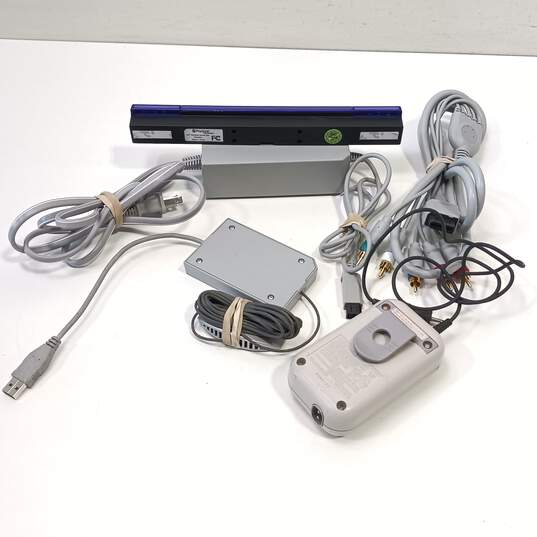 Nintnedo Wii Console Bundle & Gameboy Battery Pack image number 4