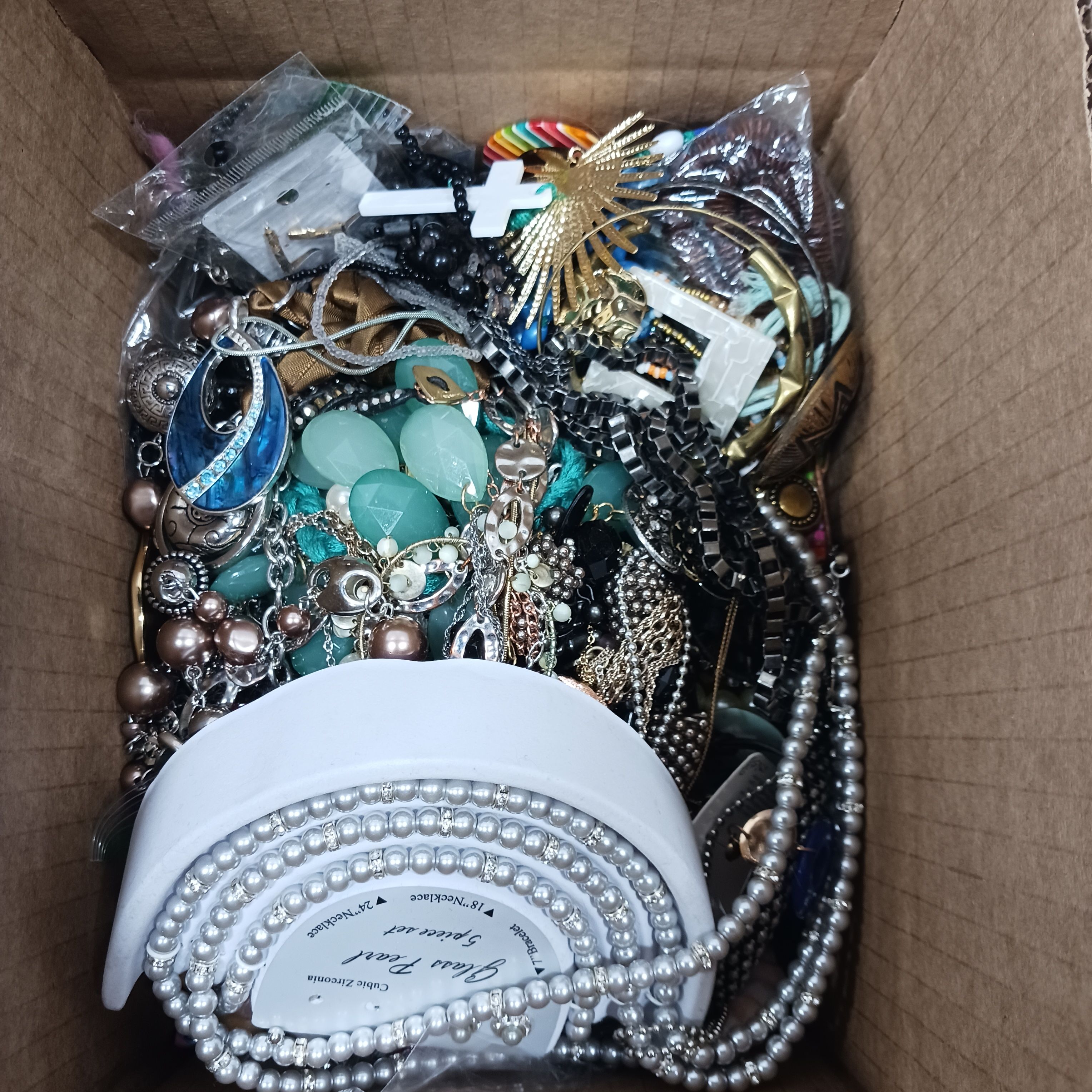 Buy the 12.3 lbs. of Bulk Mixed Variety Costume Jewelry | GoodwillFinds