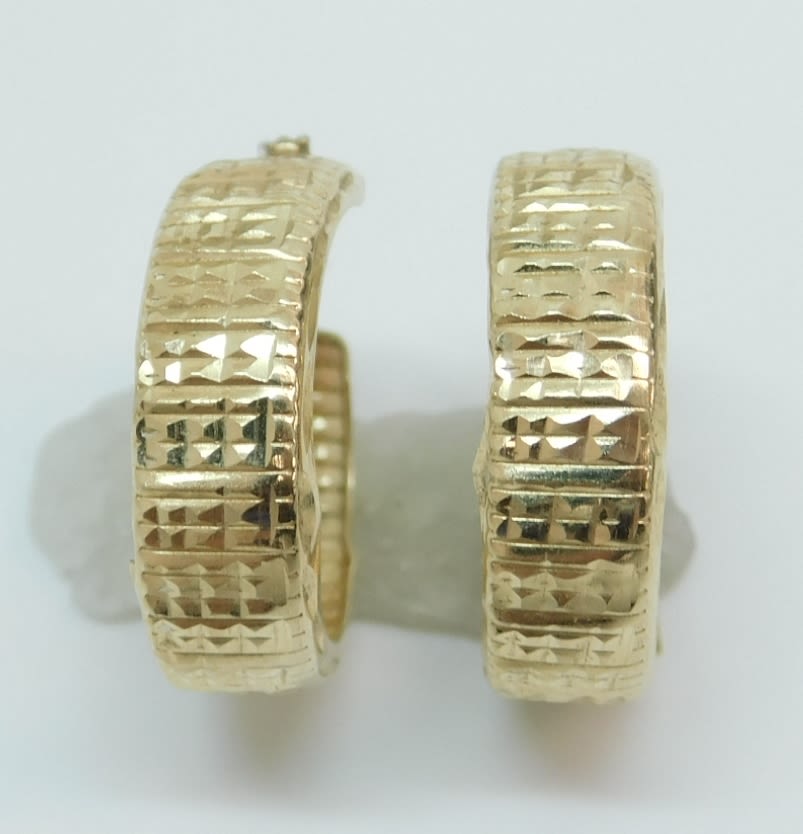 Buy the Elegant 14K Yellow Gold Textured Hoop Earrings 1.5g | GoodwillFinds