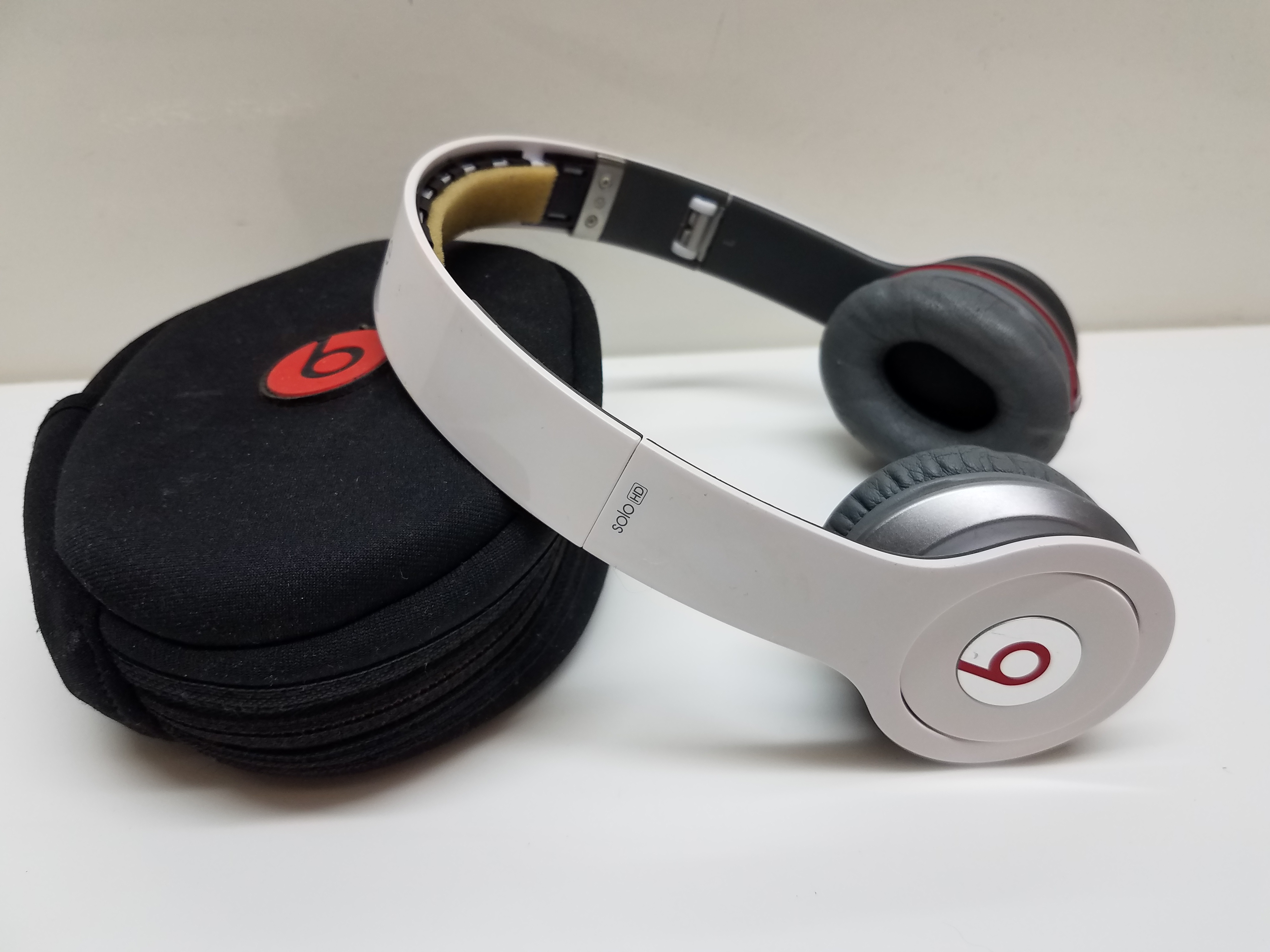 kvarter dejligt at møde dig Solformørkelse Buy the Beats Solo HD Over The Ear Headphones Wired White | GoodwillFinds