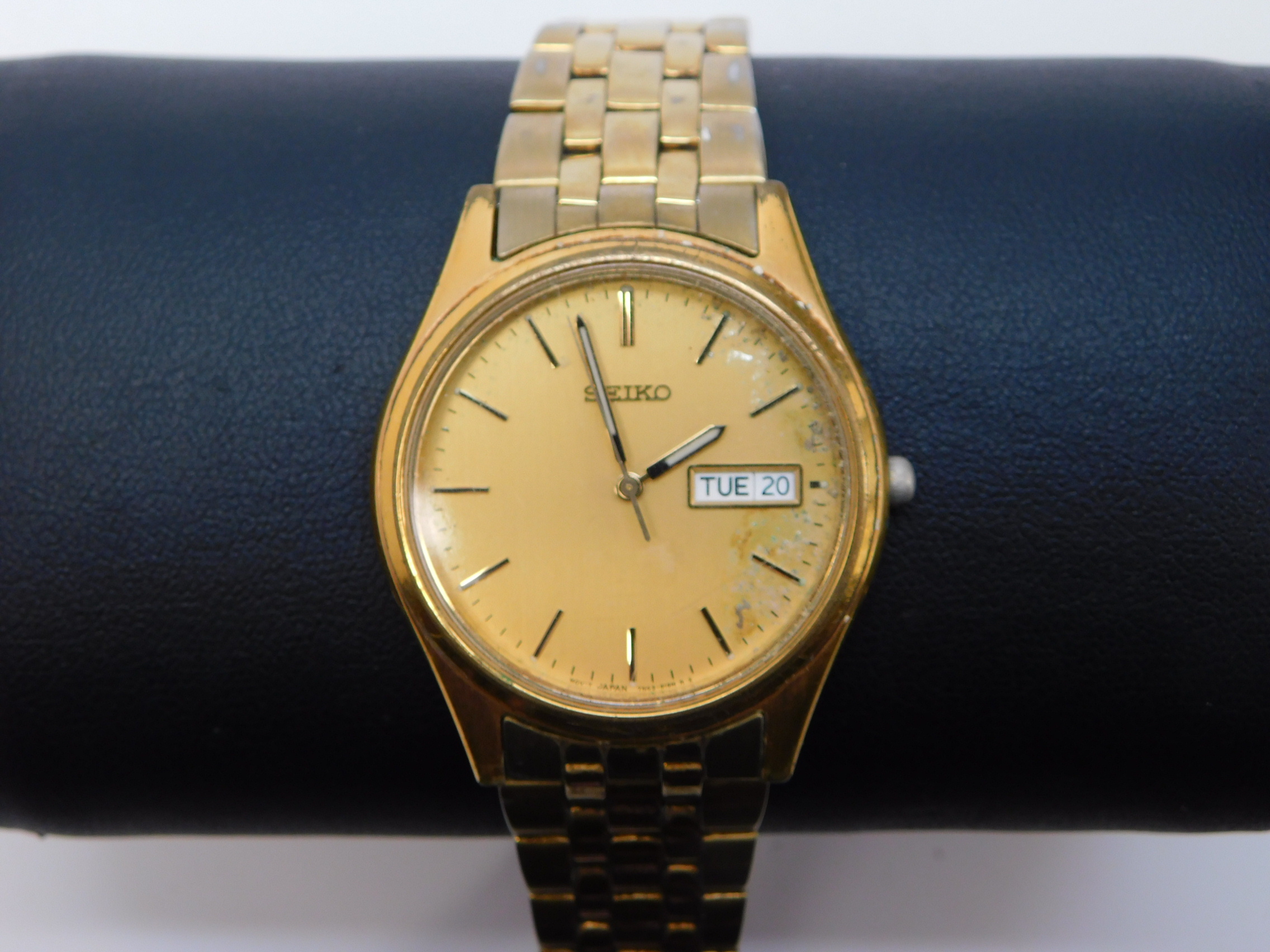Buy the VNTG Seiko 7N43-9048 Goldtone Day/Date Analog Watch | GoodwillFinds