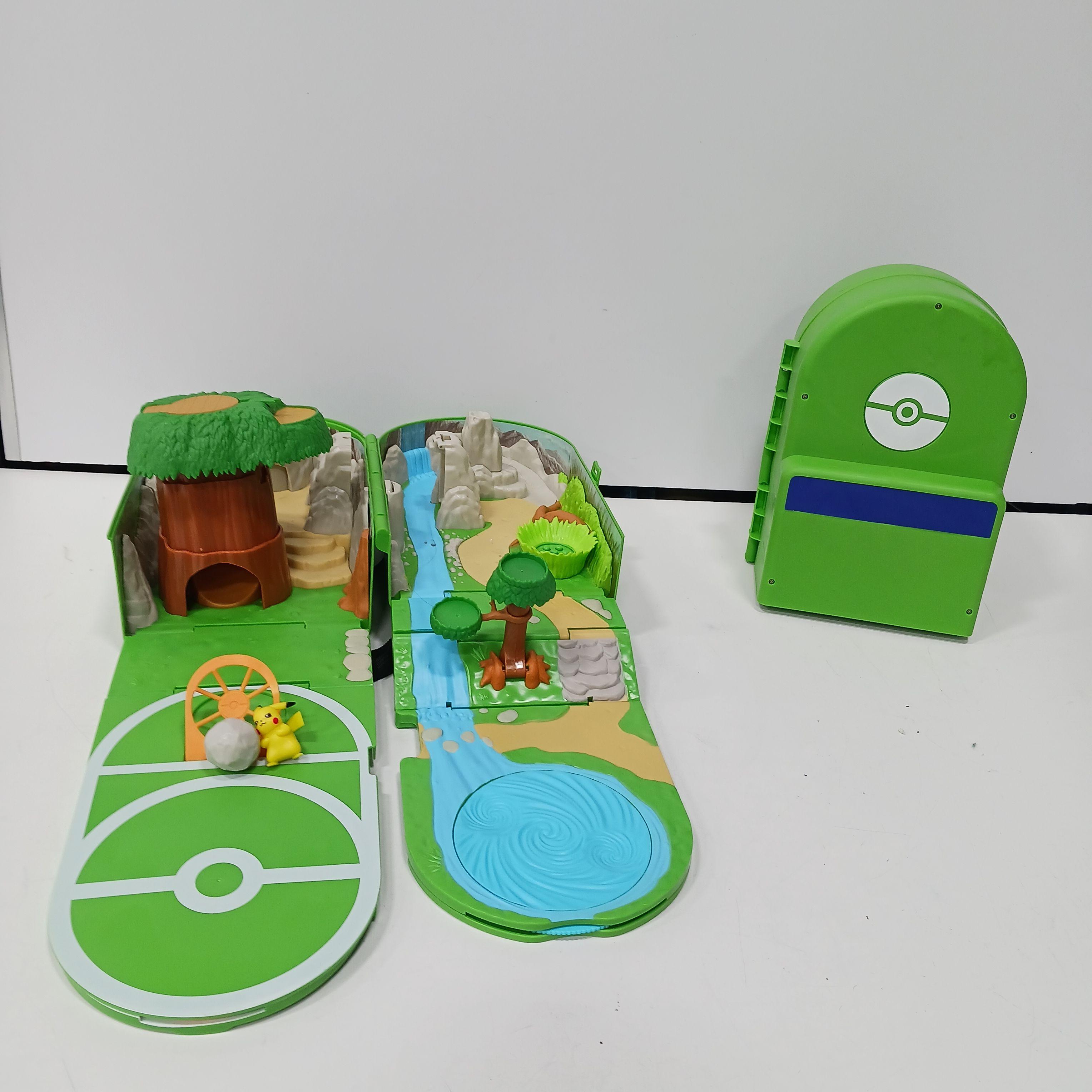 Pokémon Carry Case Playset - Discovering The World of Pokemon Inside The  Backpack 
