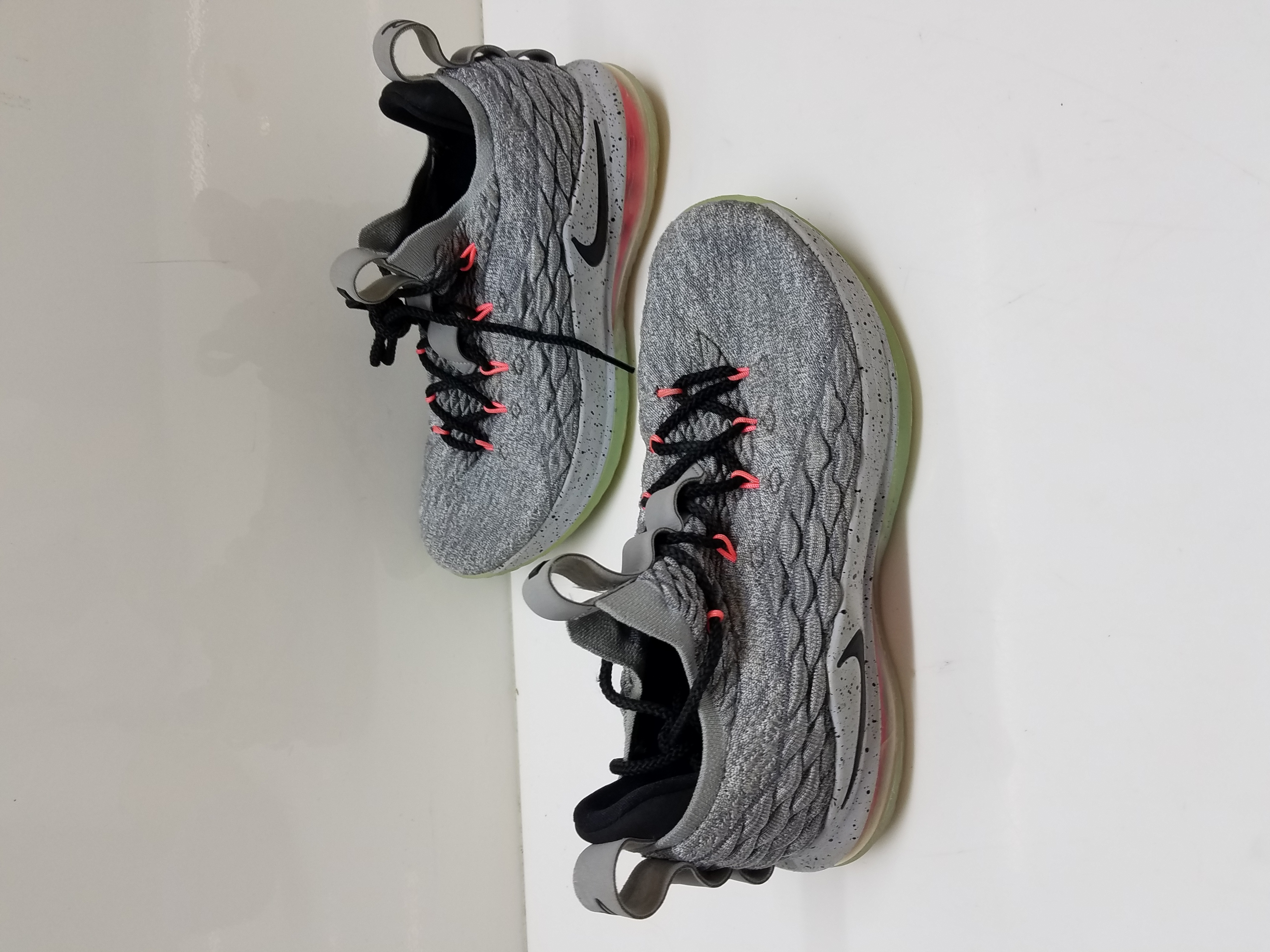 Buy the Men's Nike LeBron 15 Low 'Melon' - Size 9 | GoodwillFinds