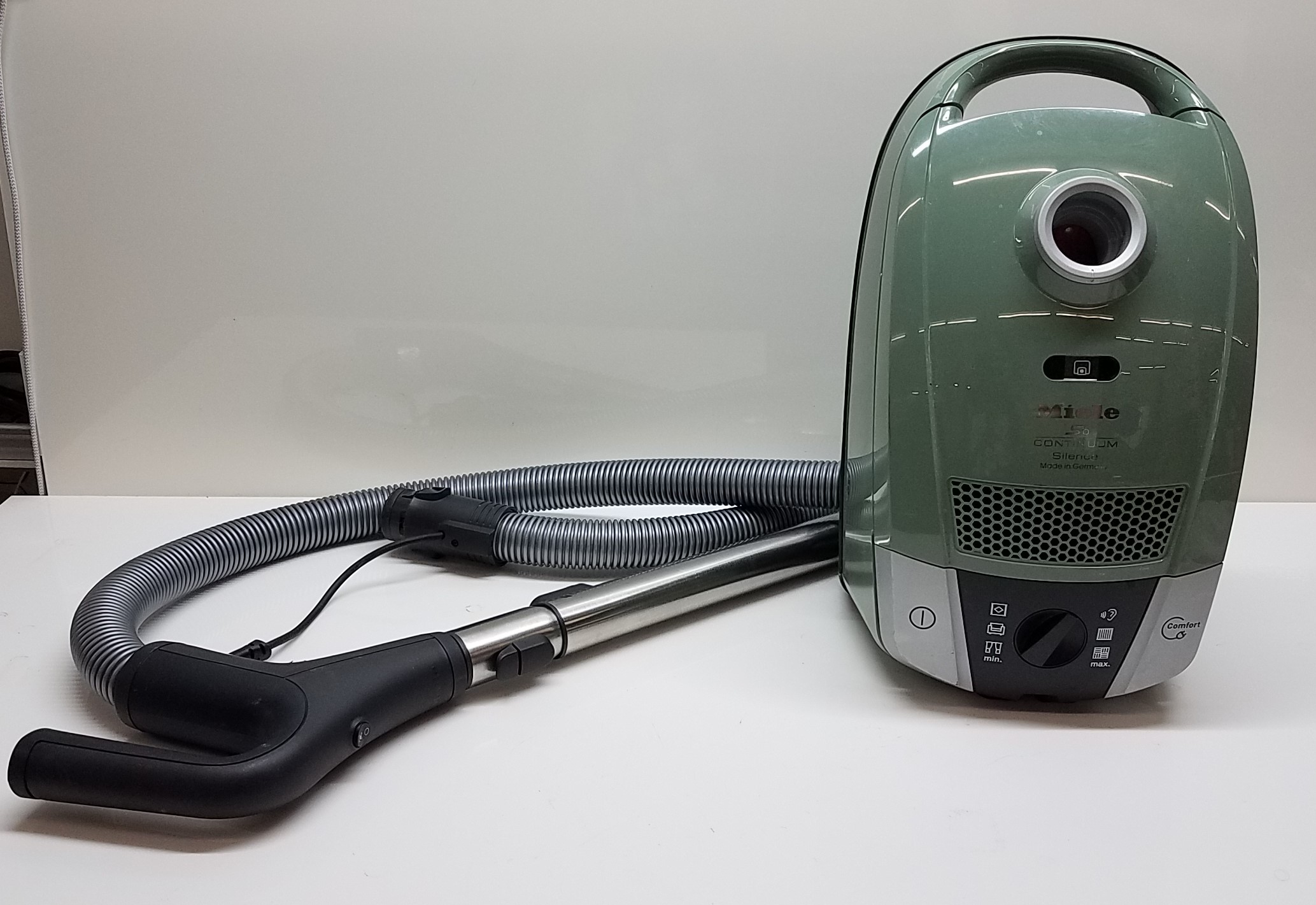 Brein het einde Veilig Buy the Miele S6 Continuum Silence Vacuum Cleaner For parts | GoodwillFinds
